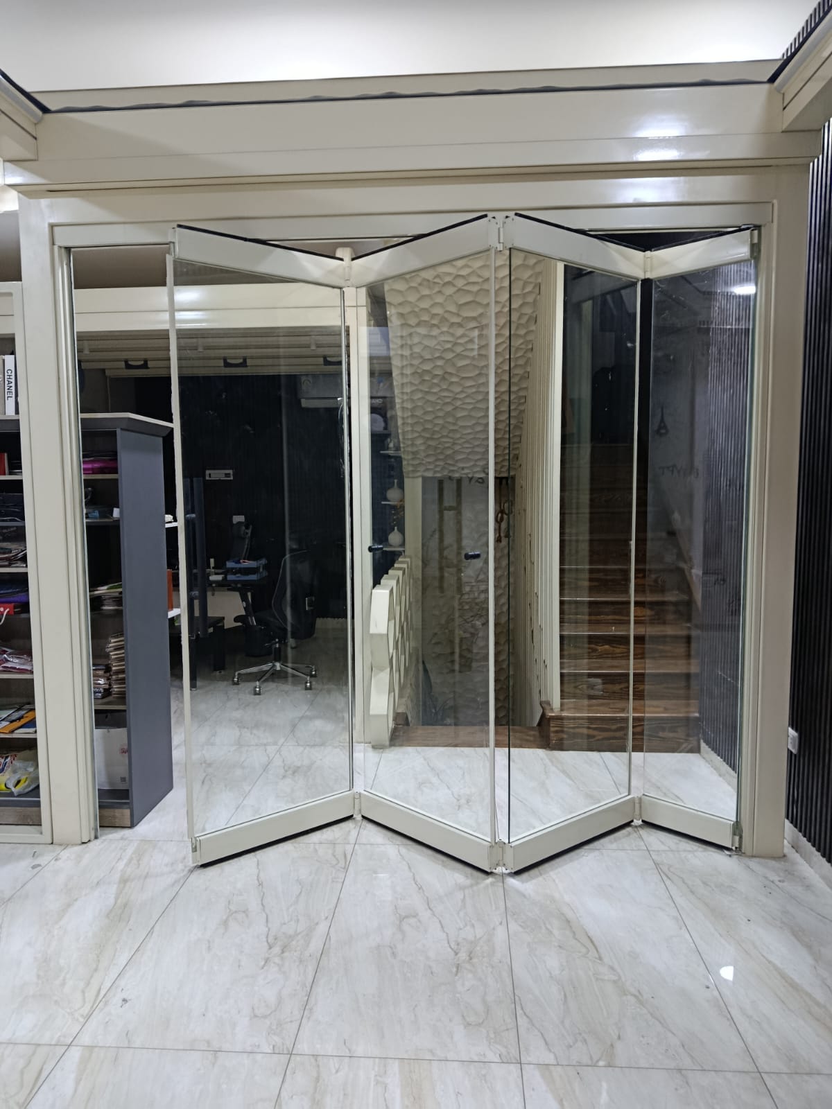 تقسيم زجاجي قابل للطي بجوار درج